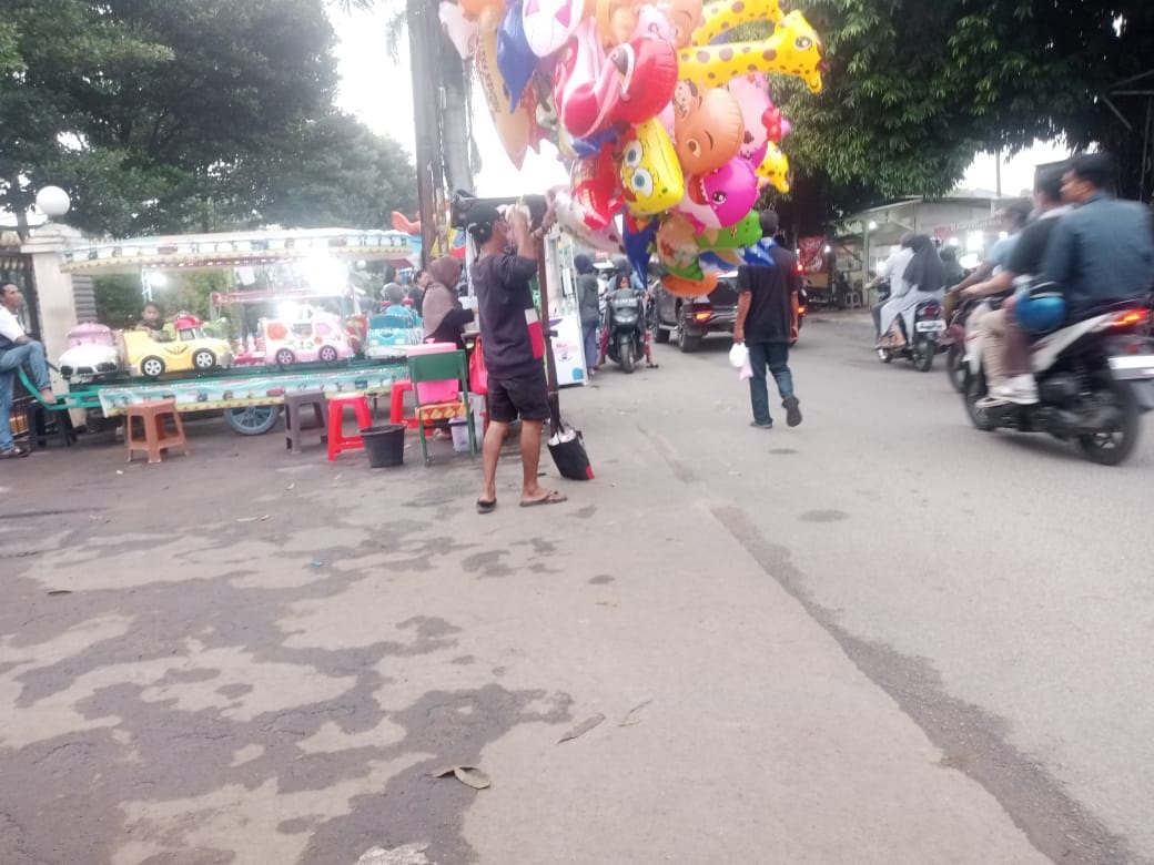 Jelang berbuka puasa, warga mendatangi bazar.(mg2)