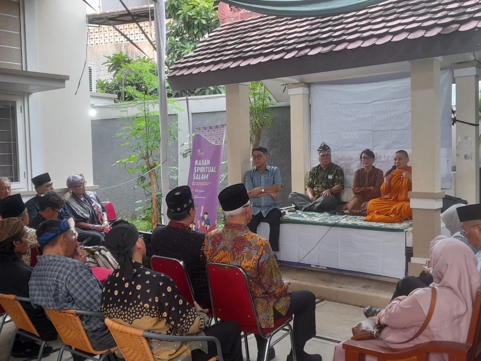 KAJIAN. Yayasan Mulia Raya melangsungkan kajian yang dihadiri tokoh lintas agama.(mg1)