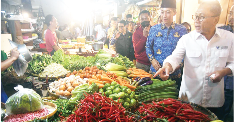 Mendag Zulkifli Hasan saat sidak di Pasar Anyar Bogor. Foto : Ist