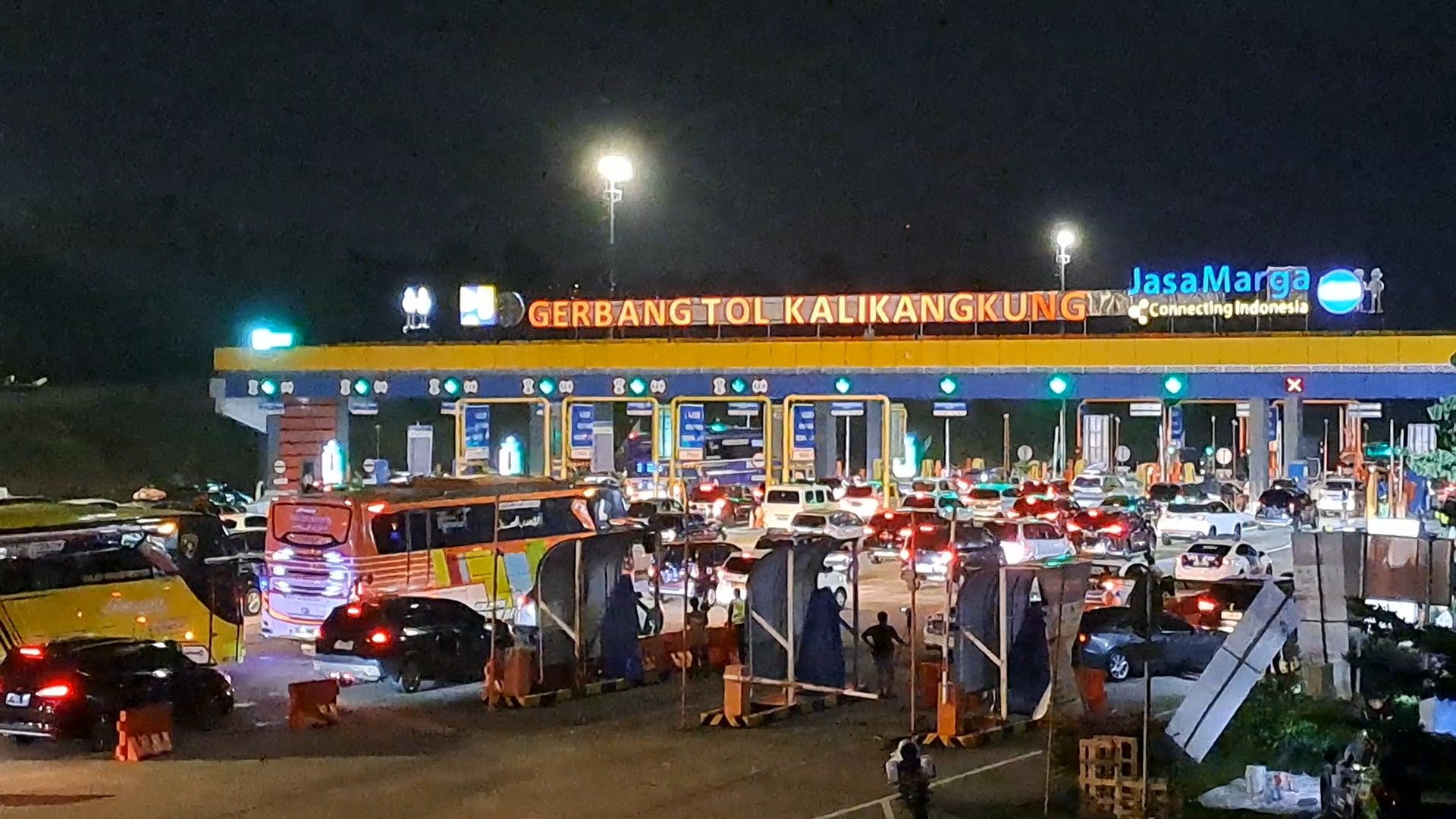 68 Ribu Pemudik Dari Barat Telah Melewati Gerbang Tol Kalikangkung Foto : Ist