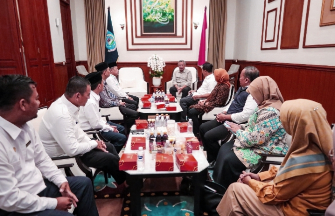 7 Petugas Ngider Sehat Terpilih Jadi Tim Kesehatan Haji Daerah Petugas Ngider Sehat menghadap Wali Kota Tangsel, Benyamin Davnie terkait pelaksanaan ibadah haji.(mg2)