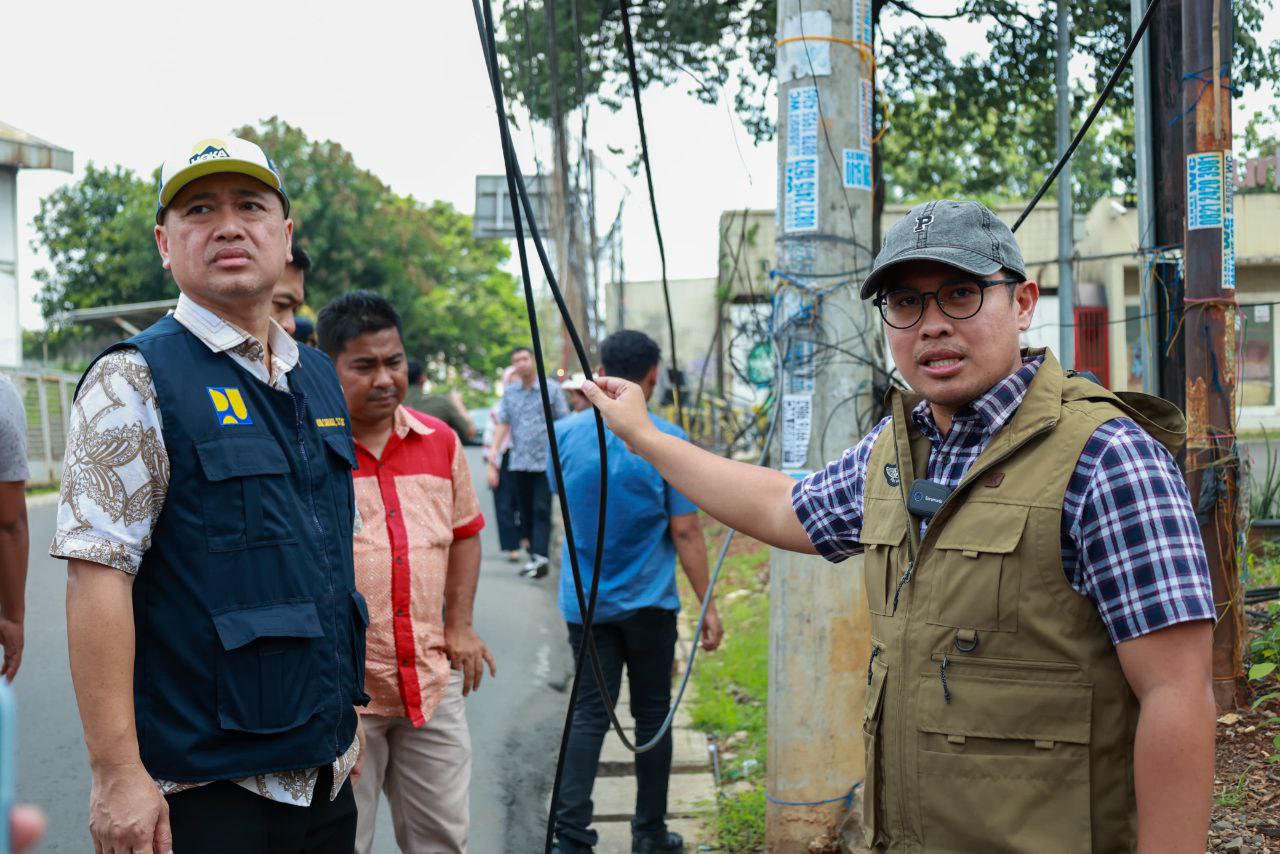 Atasi Kabel Menjuntai, Pemkot Tangsel Mulai Melakukan Penataan Jaringan Kabel Wakil Wali Kota Tangsel, Pilar Saga Ichsan, Pemkot Tangsel akan melakukan penataan jaringan kabel. (Dok. Humas Pemkot Tangsel)