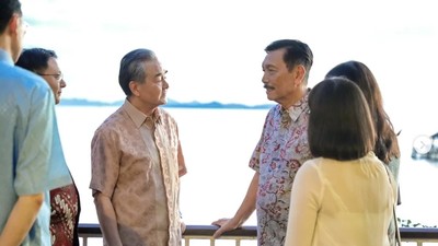 Bahas Kereta Cepat Dan Food Estate, Luhut Ajak Menlu China Makan Duren Foto : Ist