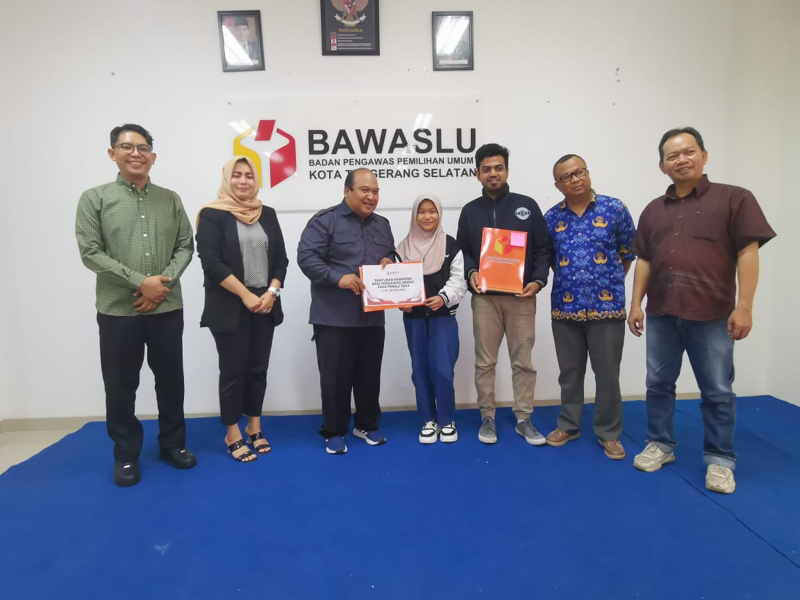 Bawaslu Tangsel Santuni 2 Pejuang Pengawas yang Gugur saat Pemilu 2024 Foto : Ist