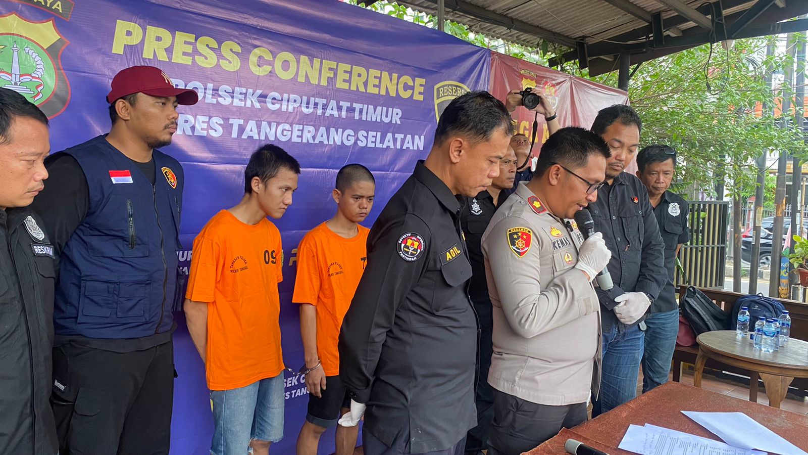 Belajar Dari YouTube & Facebook, 2 Pemuda Produksi Narkoba Sintetis Polsek Ciputat Timur ungkap kasus pemuda yang produksi sendiri narkoba sintet.(dra)