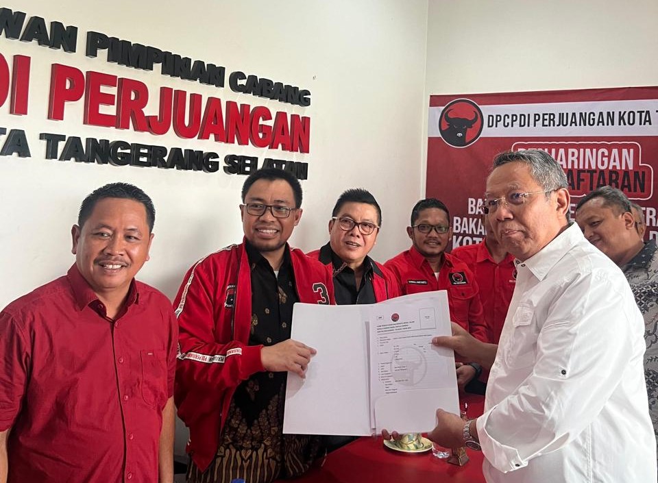 Benyamin Davnie Pendaftar Pertama Bacawalkot 2024 -2029 Di PDI Perjuangan Tangsel Foto : Ist