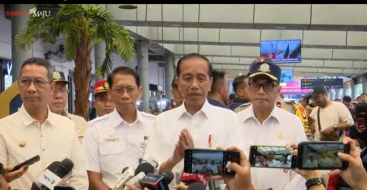 Cek Arus Mudik Di Stasiun Pasar Senen, Jokowi Tersenyum Lebar Foto : Ist
