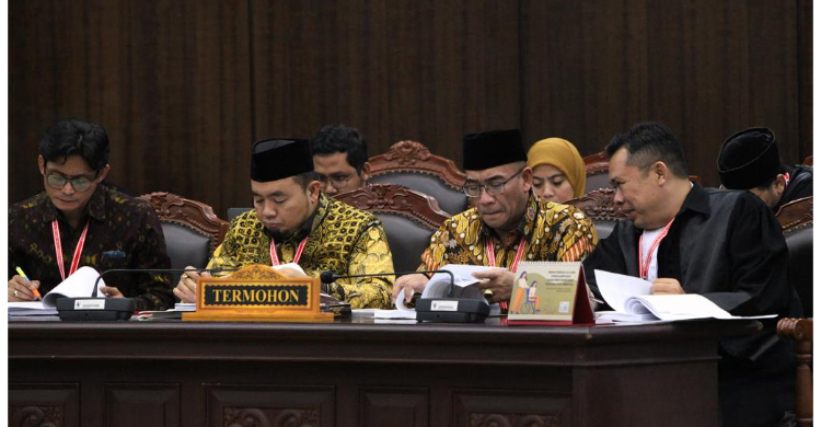 Diduga Tertidur, Ketua KPU Ditegur Saat Mengikuti Sidang Di MK Foto : Ist