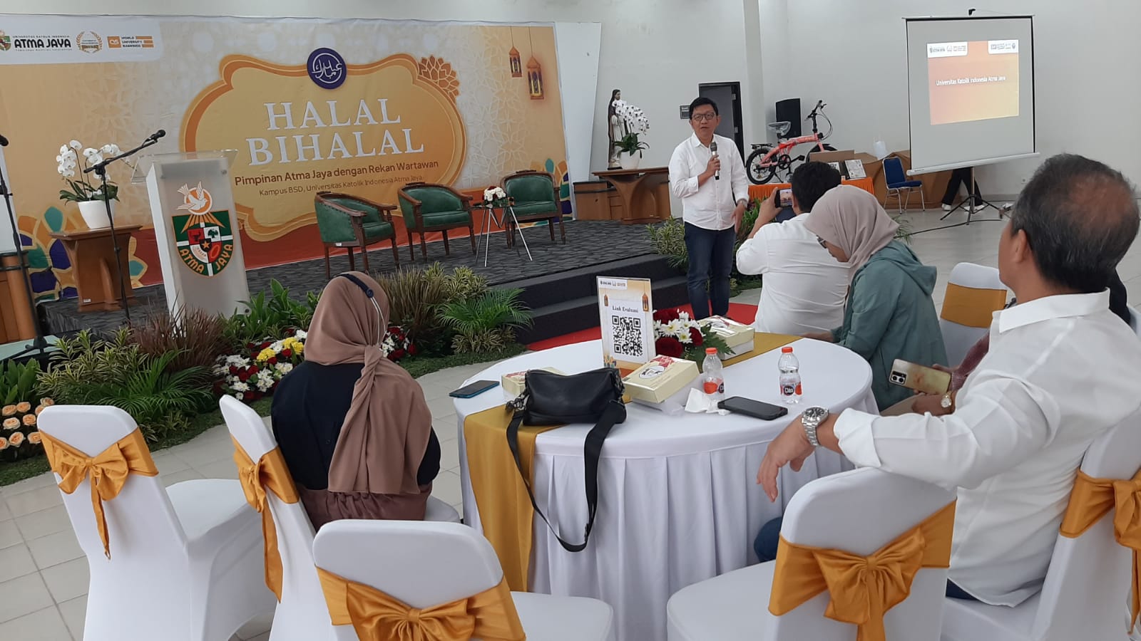 Ditetapkan Sebagai "Education Excellence", Kampus Atma Jaya BSD Buktikan Universitas Unggul Rektor UAJ Prof. Dr. dr. Yuda Turana, Sp.S(K) saat memberikan sambutan dalam acara Halal bi Halal dengan Wartawan. Foto : Ist
