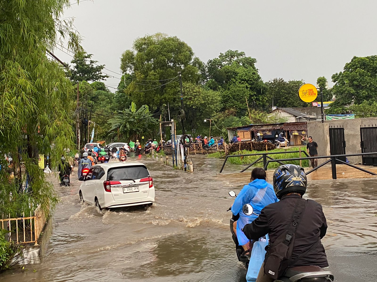 Hujan Deras Disertai Angin Kencang Landa Tangsel Sejumlah titik di Kota Tangsel banjir, setelah diguyur hujan deras disertai angin kencang pada Rabu (3/4).(dra)