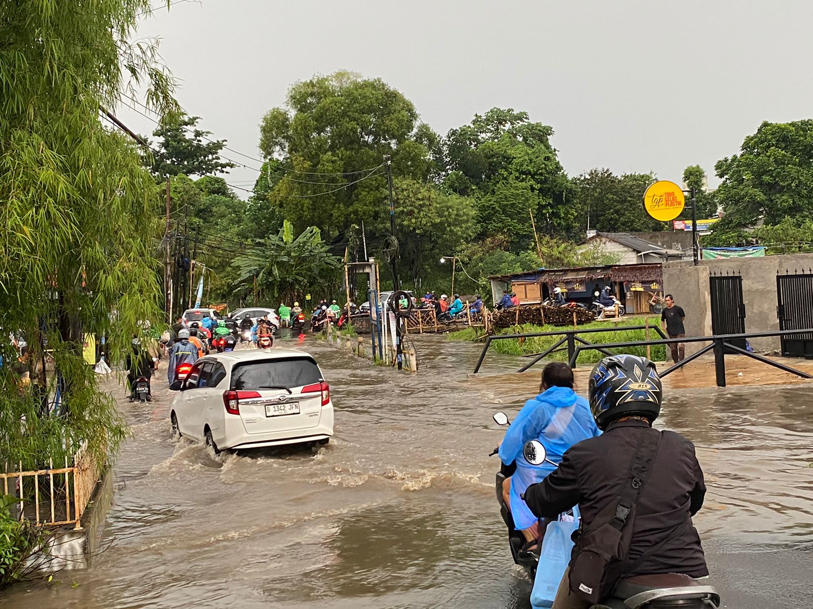 Sejumlah titik di Kota Tangsel banjir, setelah diguyur hujan deras disertai angin kencang pada Rabu (3/4).(dra)