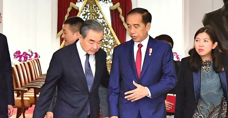 Presiden Jokowi saat bertemu Menlu China. Foto : Ist
