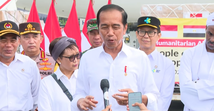Jokowi Tertawa, Disebut Hasto Ngincar Kursi Ketum PDIP Presiden Jokowi pada pelepasan bantuan untuk Palestina di Halim Perdanakusuma. Foto : Setpres