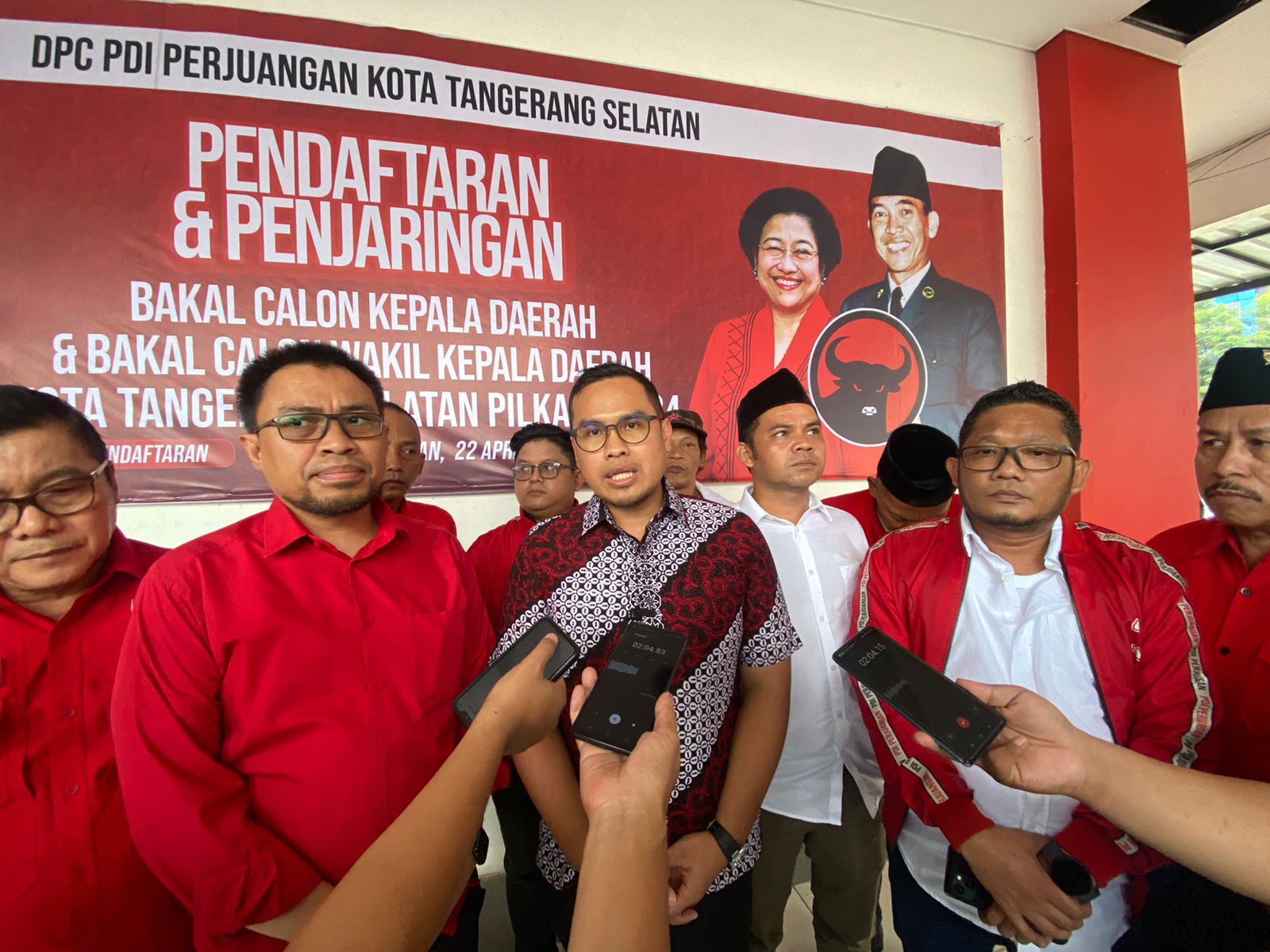 Pilar mengambil formulir pendaftaran penjaringan ke Kantor DPC PDI-P yang berlokasi di kawasan Serpong, Tangsel, Kamis (25/4/2024). (tangselpos.id/rmn)