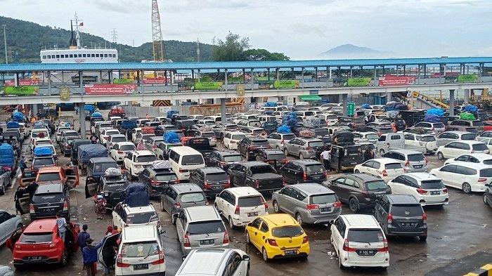 Suasana penyeberangan di Pelabuhan Merak. Foto : Ist