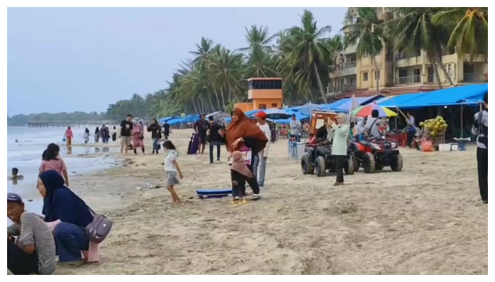 Pantai Anyer Disemuti Wisatawan Saat Libur Lebaran 2024 Foto : Ist