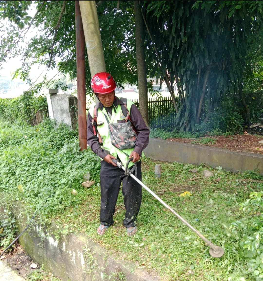 Pemkot Tangerang Berikan Layanan Potong Rumput Gratis Lokasi Salat Idulfitri Foto : Ist