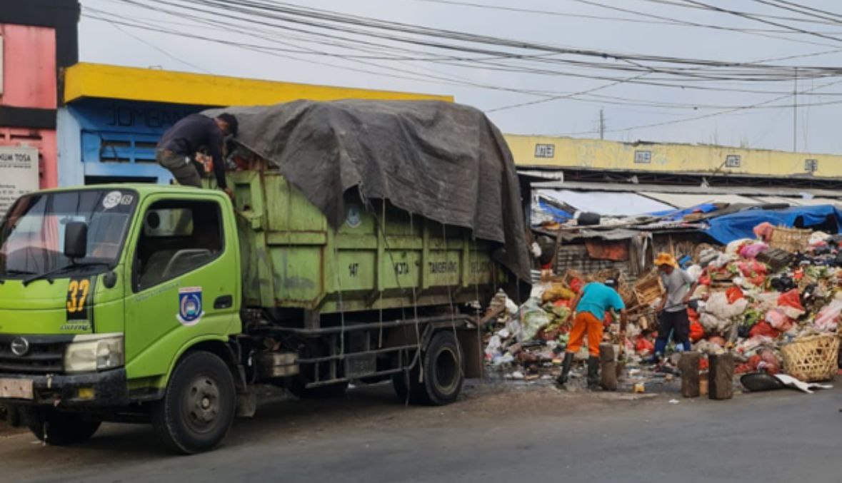 Pemkot Tangsel Atasi Jumlah Sampah yang Meningkat Selama Libur Lebaran Pemerintah Kota (Pemkot) Tangerang Selatan (Tangsel), melalui Dinas Lingkungan Hidup (DLH) Kota Tangsel, mulai mengatasi jumlah produksi sampah yang meningkat selama masa libur Lebaran 2024. (Dok. Humas Pemkot Tangsel)