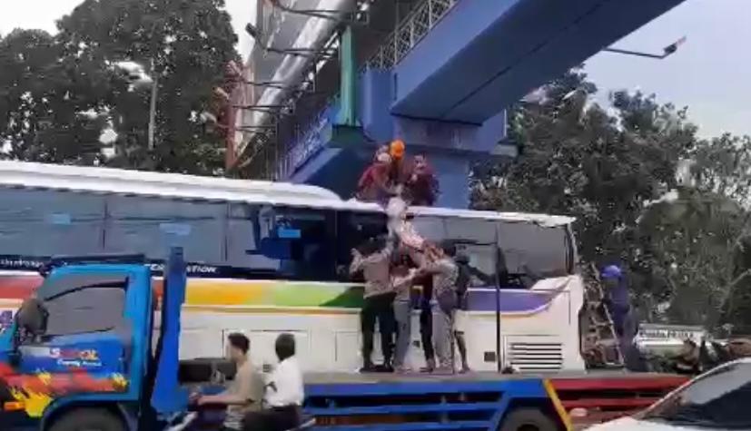 Pemuda Loncat Dari JPO Jatuh Di Atas Atap Bus Seorang pria diduga hendak melakukan upaya percobaan bunuh diri di JPO Alam Sutera, Selasa (2/4).(dra)