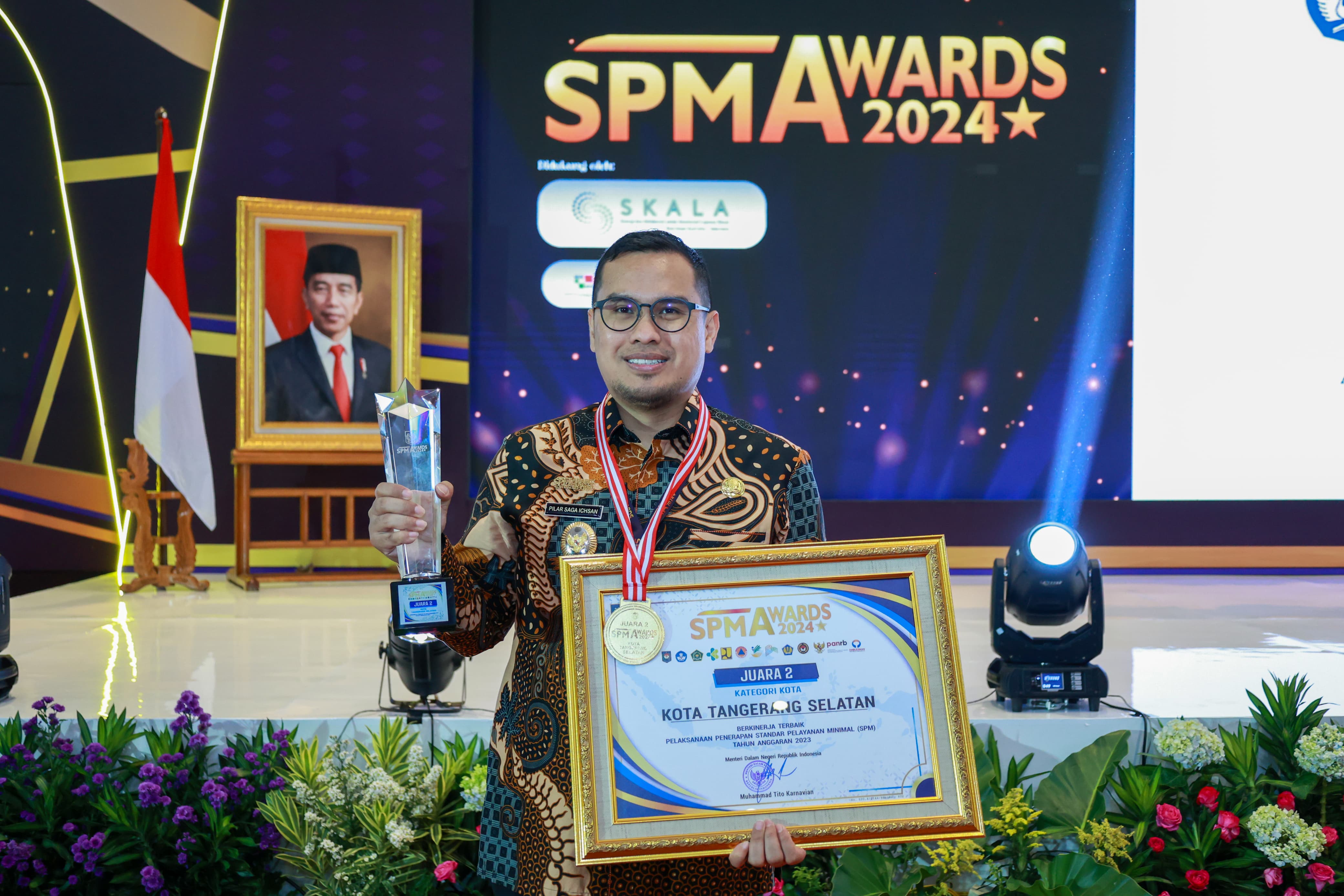 Penghargaan Standar Pelayanan Minimal Dari Kemendagri Pemkot Tangsel menerima penghargaan juara 2 SPM AWARD dari Kementerian Dalam Negeri.(irm)