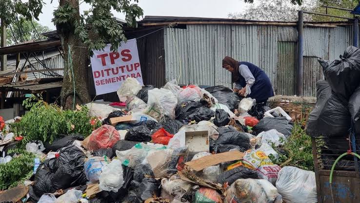 Petugas Sampah Libur, Warga Larang Buang Sampah di TPS Karang Tengah Foto : Ist