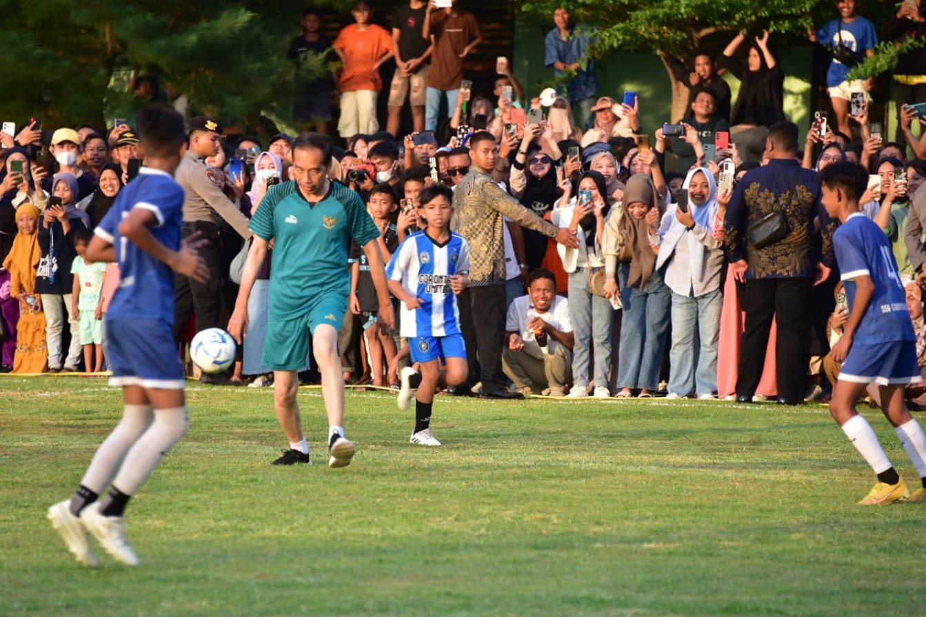 Presiden Jokowi saat main sepakbola di Gorontalo. Foto : Setpres