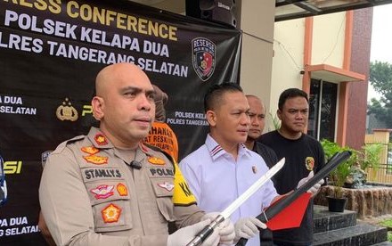 Polisi Hadirkan Pelaku dan Barang Bukti Penusukan Toko Baju Tangerang Foto : Ist