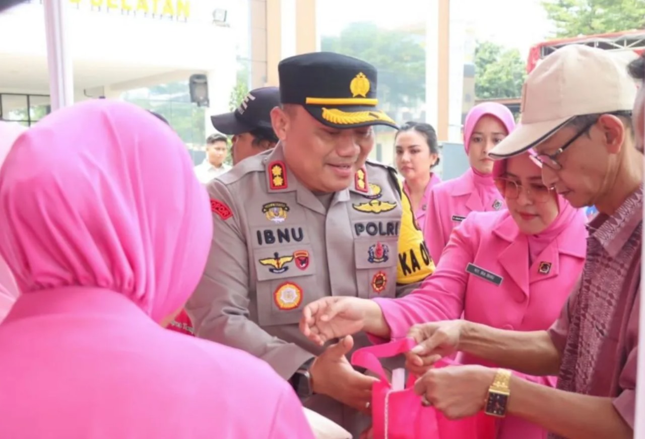 Polres Tangsel gelar kegiatan berbagi sembako, sebanyak 1.000 paket sembako kepada masyarakat sekitar, Selasa (2/4).(dra)