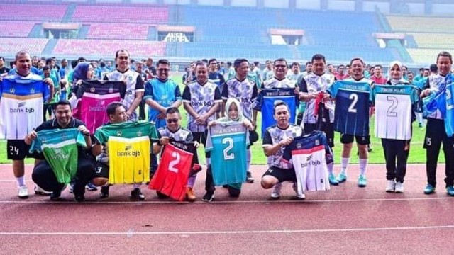 Pose Sejumlah ASN Dengan Jersey Nomor 2 Jadi Perdebatan Di MK Foto : Ist