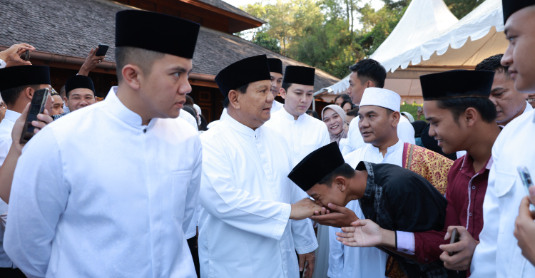 Prabowo Tunaikan Salat Idul Fitri di Hambalang Foto : Ist