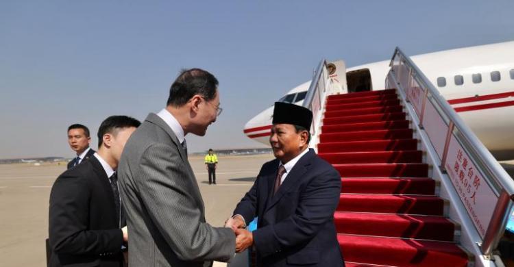 Prabowo Subianto saat mendarat di China. Foto : Ist