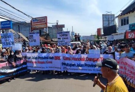 Ratusan Warga Setu Demo Penutupan Jalan Raya Puspiptek oleh BRIN Foto : Ist