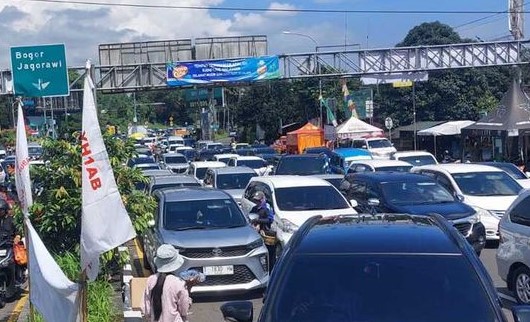 Rela Tunggu One Way Puncak Selama 8 Jam, Warga: Nikmati Aja Foto : Ist