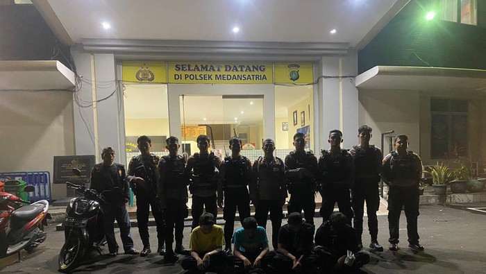 Remaja di Bekasi Nekat Tawuran Pakai Busur dan Panah, 4 Pelaku Diamankan Foto : Ist