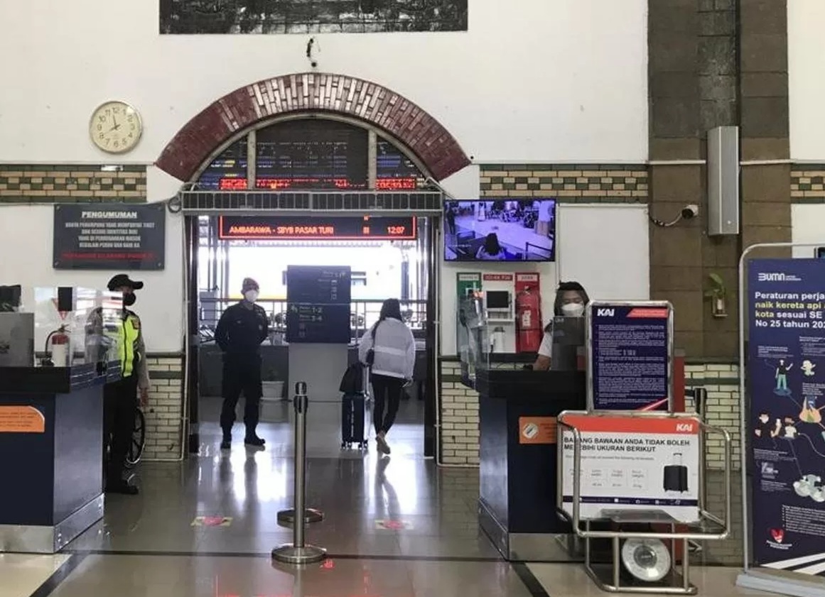 Salut, Sekuriti KAI Kembalikan Tas Berisi Emas Batangan Dan Dollar Senilai Rp 510 Juta Stasiun Tawang Semarang. Foto : Ist
