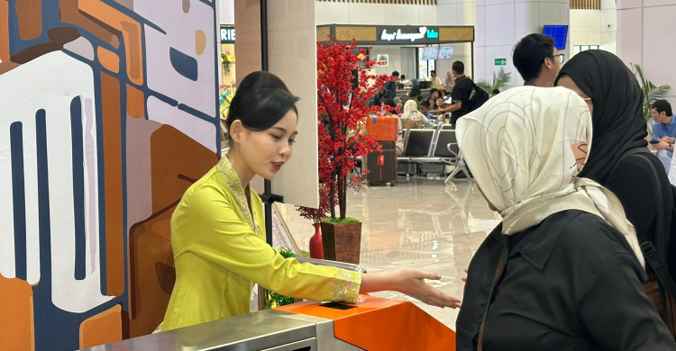 Sambut Hari Kartini, Petugas Wanita Kereta Whoosh Tampil Berkebaya Foto : Ist