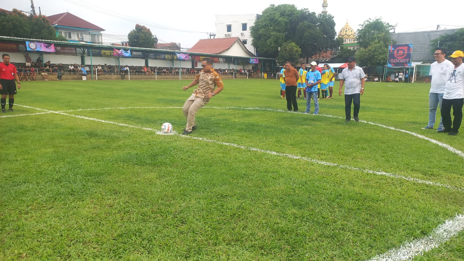 Sang Juara Bertahan Langsung Tersingkir, Digulung Samudera FC Lewat Adu Penalti Wakil Wali Kota Tangsel, Pilar Saga Ichsan melakukan kick off tanda dimulainya Pakujaya Cup ke IX 2024.((ist).