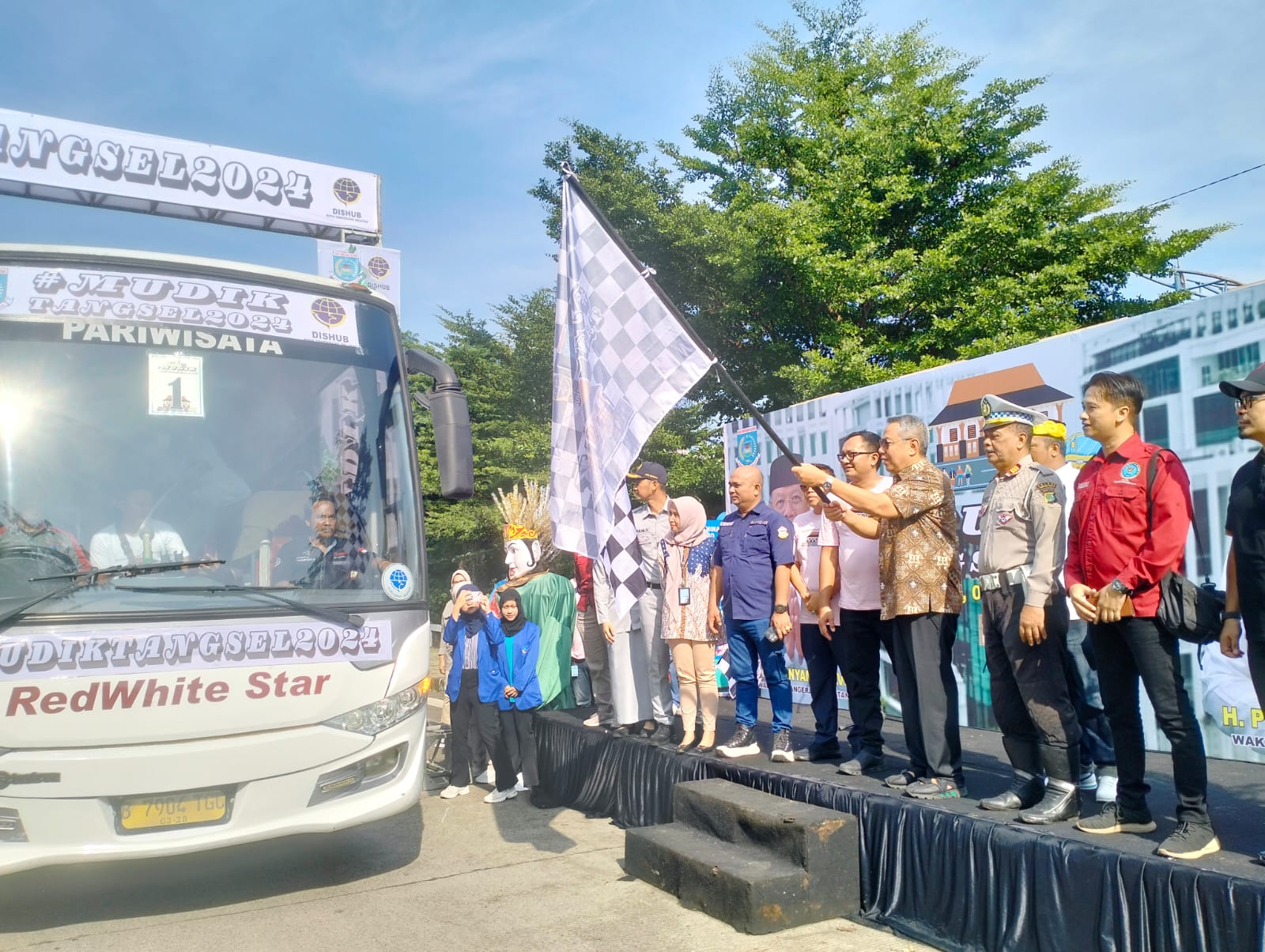 Wali Kota Tangsel, Benyamin Davnie melepas keberangkatan ratusan warga ke kampung halamannya masing-masing dalam program Mudik Gratis, di Terminal Tipe C BSD, Serpong, Kamis (4/4/2024). (tangselpos.id/irm)