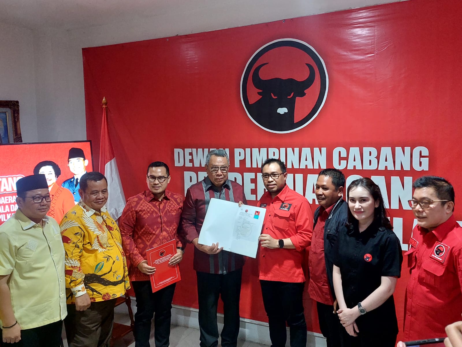 Calon Kepala Daerah Kota Tangerang Selatan (Tangsel), Benyamin Davie-Pilar Saga Ichsan menyerahkan berkas Penjaringan Bakal Kepala Daerah di Kantor Dewan Pimpinan Cabang (DPC) PDI-P di Kawasan Serpong, Tangsel, Selasa (30/4/2024). (tangselpos.id/rmn)