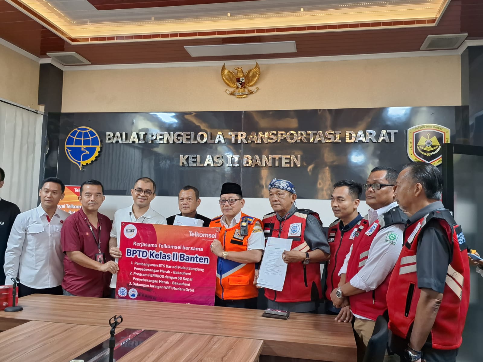 Telkomsel bekerjasama dengan BPTD, Gabungan Pengusaha Nasional Angkutan Sungai, Gapasdap dan INFA & Port Merak memberikan pelayanan digital kepada para pengguna kapal di Pelabuhan Merak-Bakauheni, Rabu (3/4)