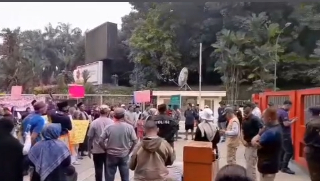 Tolak Penutupan Jalan oleh BRIN, Ratusan Warga Setu Protes Unjuk Rasa Foto : Instagram @jaraafah
