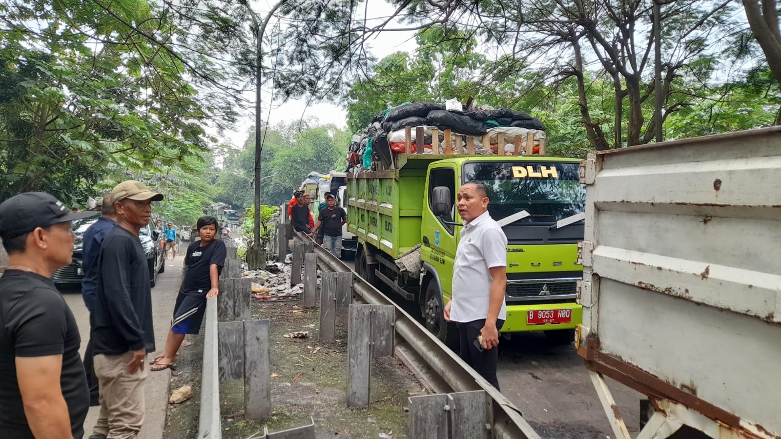 Naggota Komidi IV DPRD Tangsel Julham Firdaus sidak ke TPA Cipeucang.(dra)