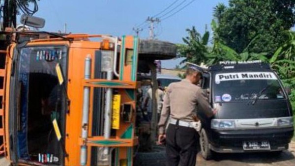 Truk Terguling di Parung Panjang, Sempat Terjadi Kemacetan Foto : Ist