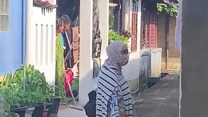 Viral Emak-emak Maksa Minta Sedekah, Ternyata Sudah 15 Tahun Keliling Mengemis Foto : Ist