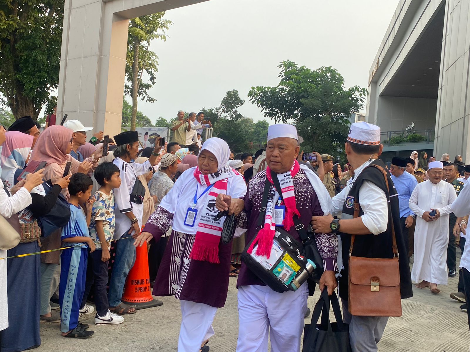 385 Calon Haji Kloter 24 Asal Tangsel Diberangkatkan Dari Islamic Center Pelapasan Jamaah Haji asal Tangsel untuk kloter kedua, Selasa (21/5).(dra)