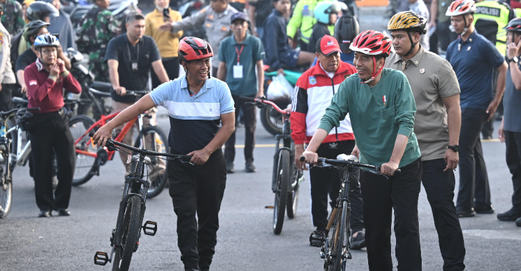 Agenda Jokowi Ke NTB, Gowes Bareng Sarapan Hingga Main Sepakbola Foto : Ist