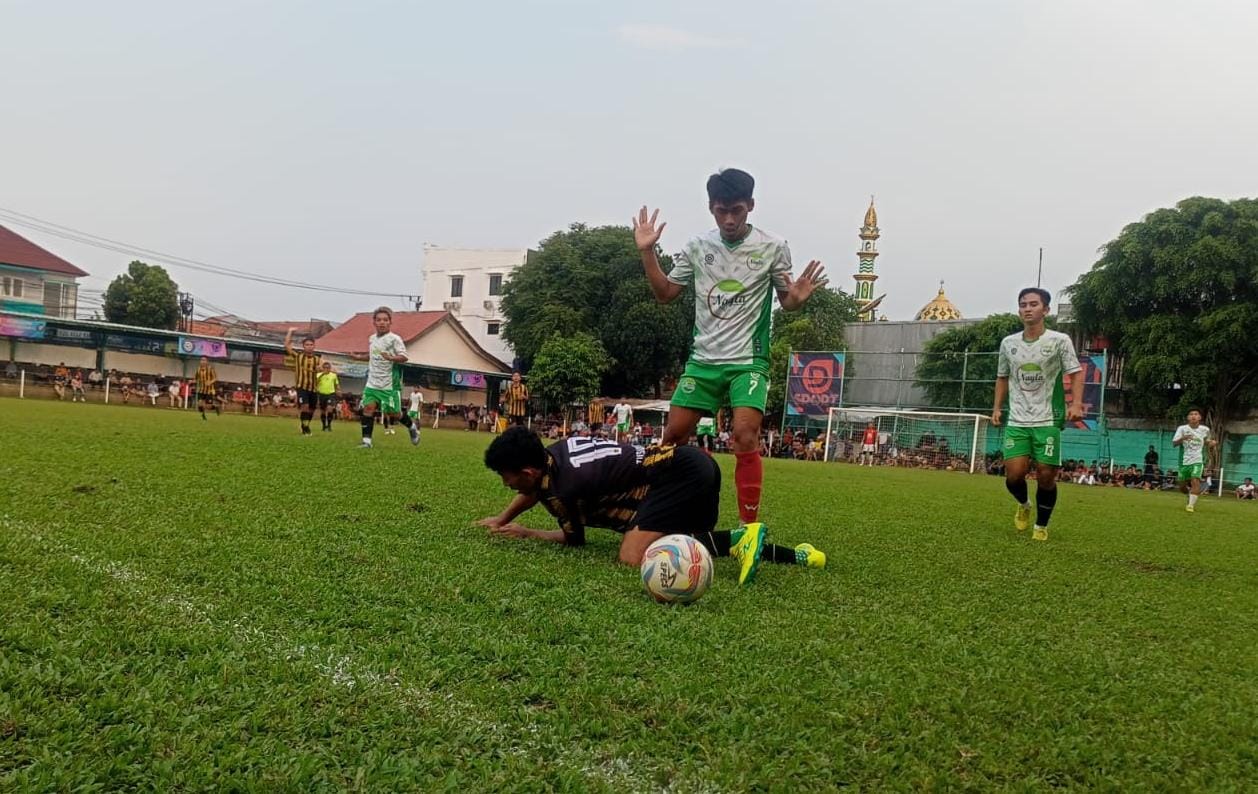 Tim Pendatang Baru Tusuk Sate Tancapkan Taring, Rengas Muda Siap Sembelih Ayam Sakit Pemain Tusuk Sate jatuh bangun berduel dengan pemain Nayla FC.(ist).