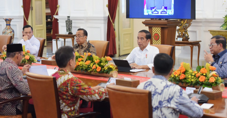 Bahas Relokasi Warga Sekitar Gunung Ruang Sulut, Jokowi Beri Tugas Khusus Ke Menteri AHY Presiden Jokowi rapat membahas Gunung Ruang bersama para Menteri. Foto : Setpres