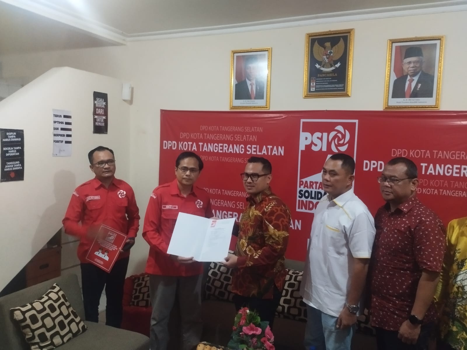 Benyamin-Pilar Resmi Kembalikan Formulir Pendaftaran PSI Foto : Ist