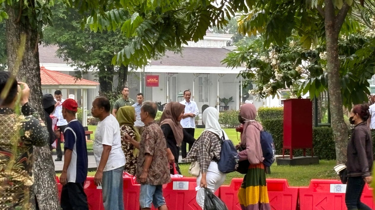 Berahkir Pekan Di Yogya, Jokowi Bagikan Sembako Buat Warga Foto : Setpres